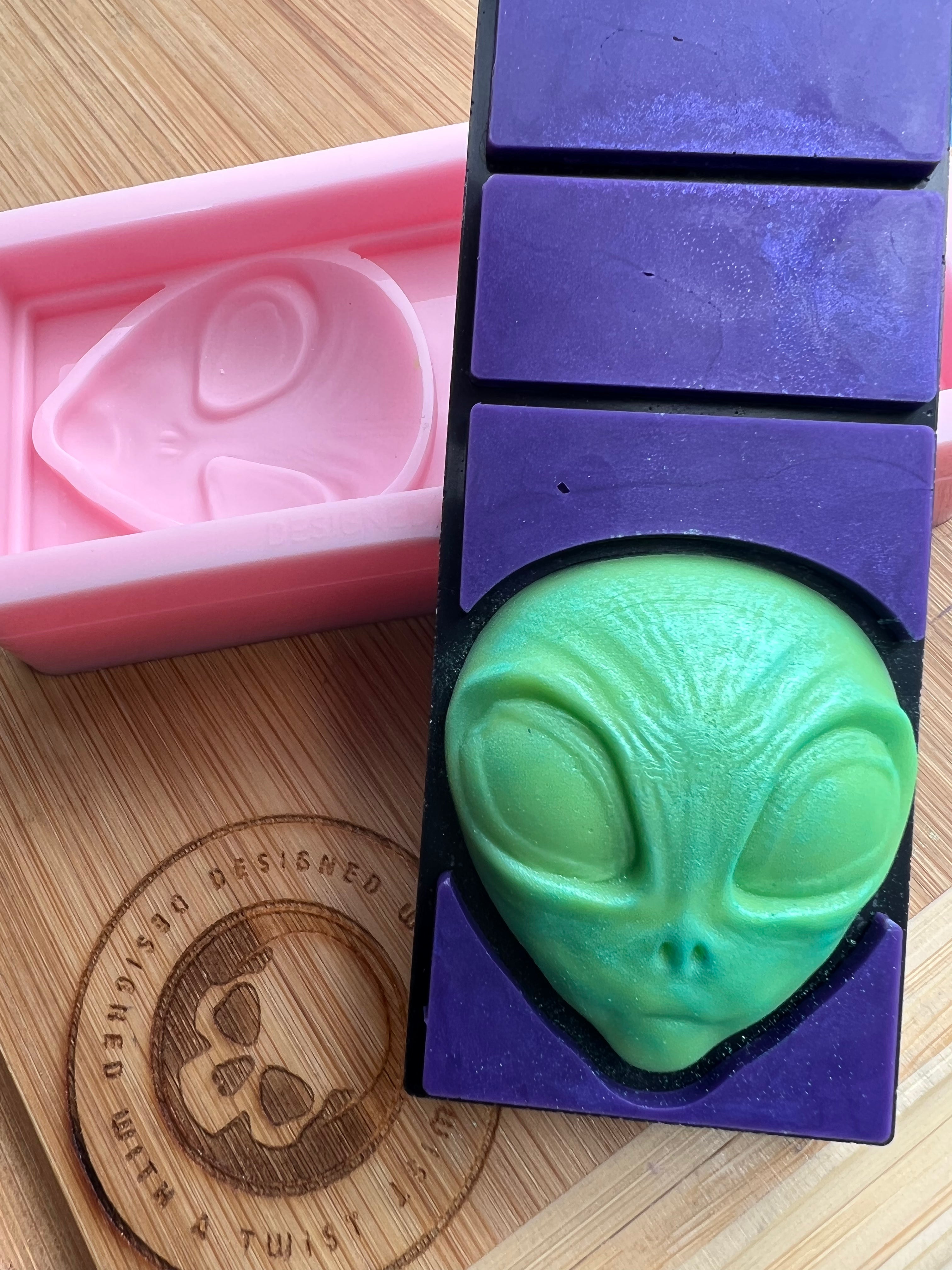 3d Alien Snapbar Silicone Mold - Designed with a Twist - Top quality silicone molds made in the UK.